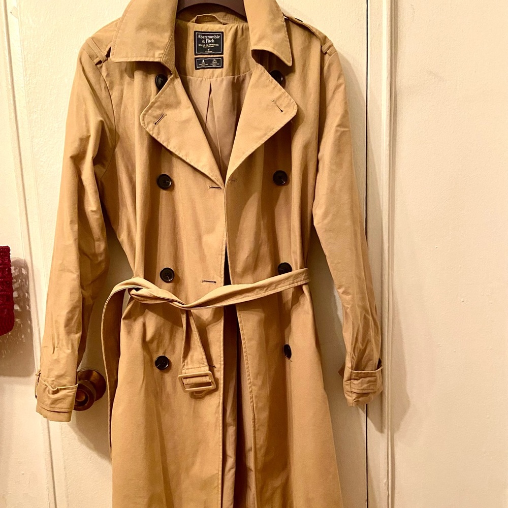 Abercrombie & Fitch women trench/raincoat , size medium , light brown color.